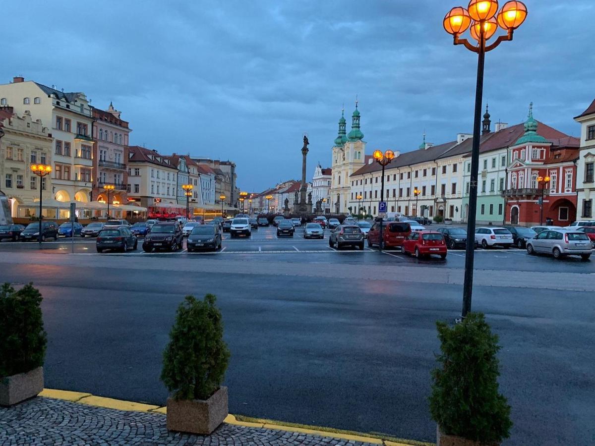 Byt 2+Kk Na Velkem Namesti Hradec Králové Kültér fotó